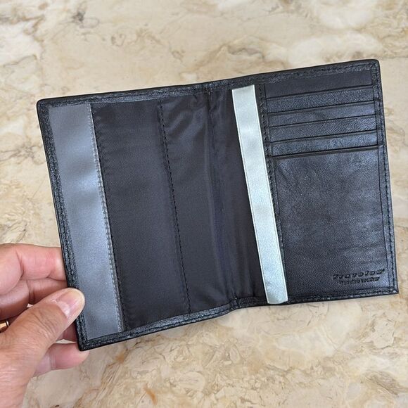 Travelon Anti-RFID Bi-Fold Leather Passport Holder Card Travel Wallet - Picture 3 of 10